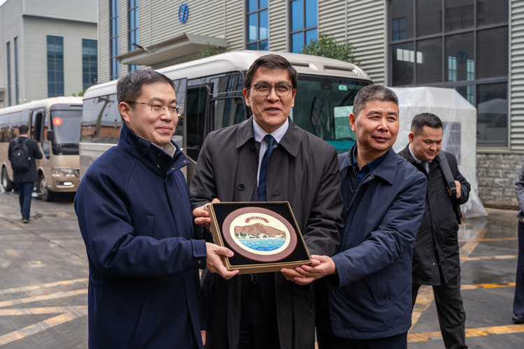 为什么外国总理非要看山东机床？谁开始坐不住了